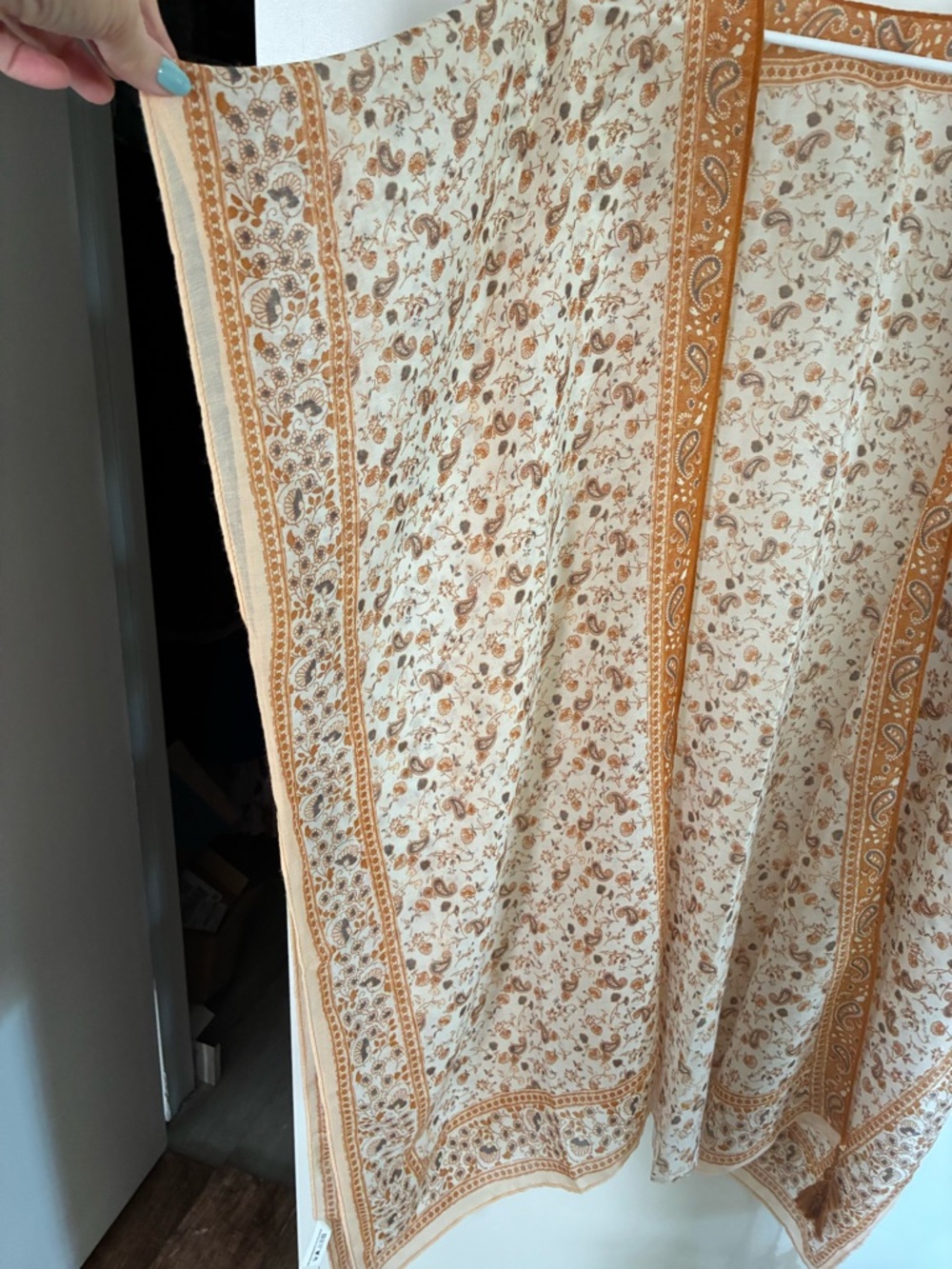 Bon Voyage Lightweight Cream and Rust Paisley Kimono - Picture 2 of 6